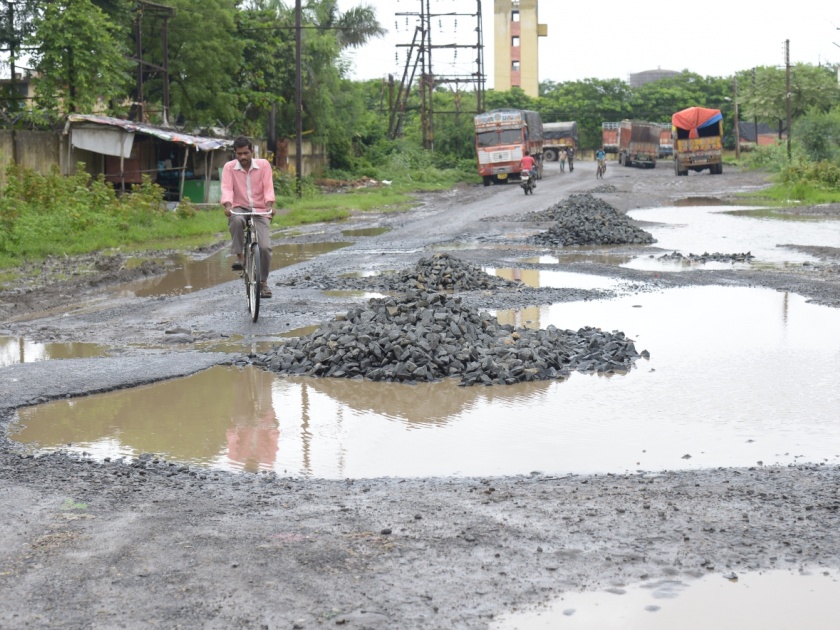 The potholes have been filled up and demanded for permanent solution | खड्ड्यांवरचा भराव गेला वाहून, कायमस्वरूपी उपाय करण्याची मागणी