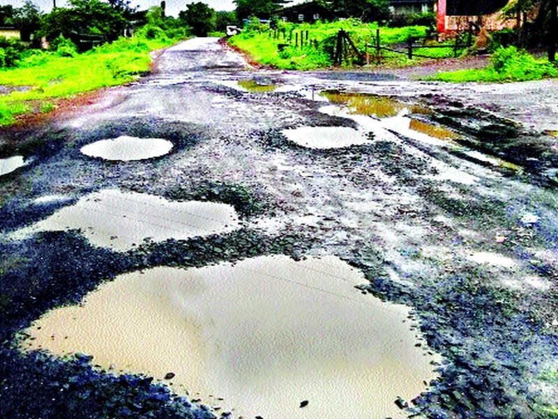 The road was constructed on a road of five crores | पाच कोटींच्या रस्त्याची झाली चाळण