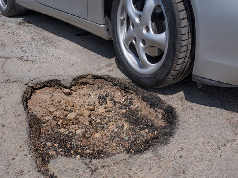 The state government has given instructions to the contractors regarding the accidents due to potholes | खड्ड्यांमुळे होणाऱ्या अपघातांची जबाबदारी कंत्राटदारांवर, राज्य सरकारने दिल्या सूचना 