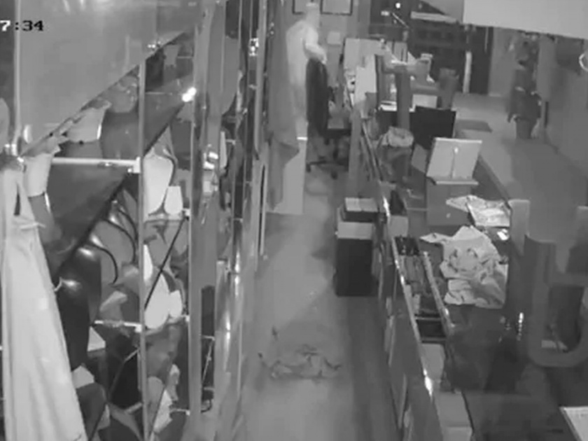 in delhi Burglar wearing PPE kit steals Rs 13 cr jewellery from Kalkaji showroom | VIDEO: ५ सशस्त्र रक्षकांचा पहारा असताना 'तो' पीपीई किटमध्ये आला अन् १३ कोटींचे दागिने लुटून गेला