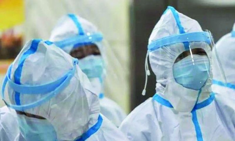 PPE kit annoying health workers in akola | साहेब, कोरोनाने नव्हे तर पीपीई कीटने मरू!