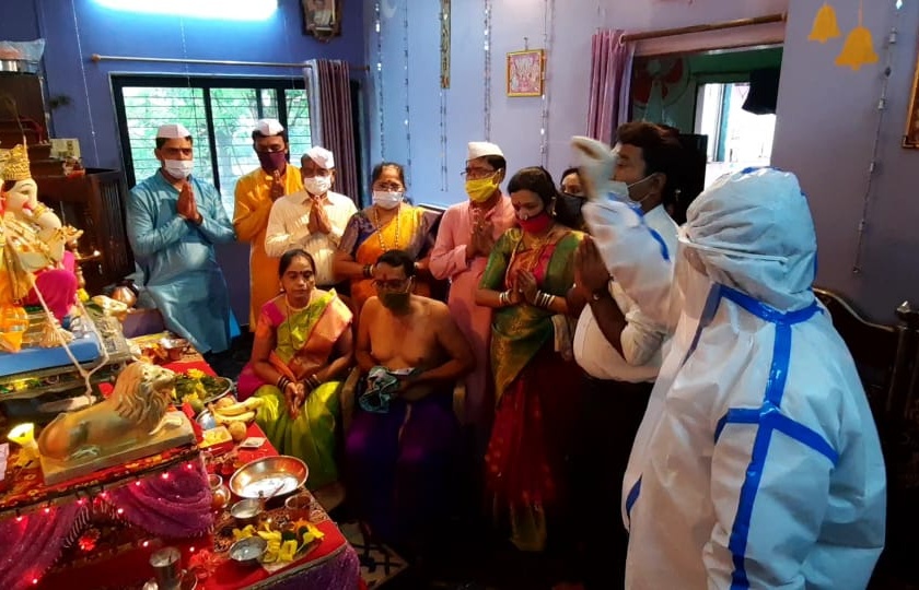 Ganpati Festival - Bhatji performed pooja by wearing PPE insect due to corona | Ganpati Festival -कोरोनामुळे पीपीई कीट घालून भटजींनी सांगितली पूजा