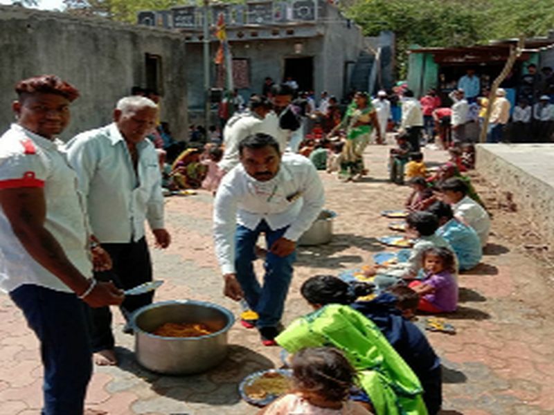 Food donation by Balsane Jain Institute at Jaitane | जैताणे येथे बळसाणे जैन संस्थानतर्फे अन्नदान