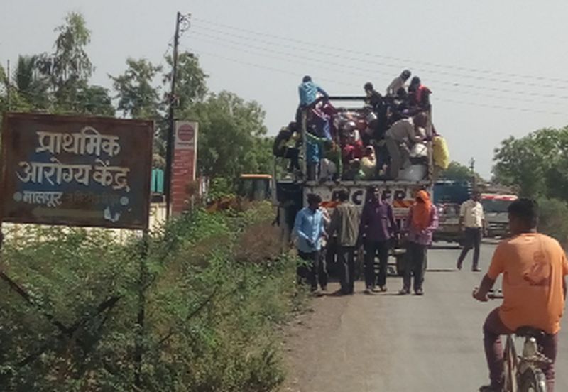 Workers transport in the truck | ट्रकमध्ये मजुरांची कोंबून वाहतूक