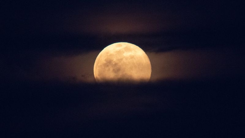 Today the moon will come closer to the earth, on the 27th Super Pink Moon | आज चंद्र येणार पृथ्वीच्या जवळ; २७ ला सुपर पिंक मून