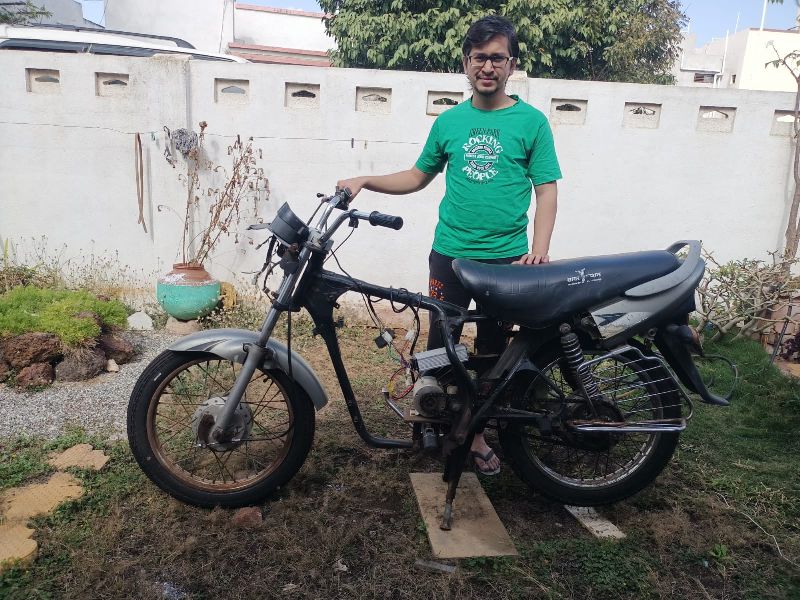 youth from yavatmal turns a scrap bike into e-bike | यवतमाळच्या रॅन्चोने बनविली इलेक्ट्रिक बाईक, भंगारातील दुचाकीला दिले नवे रुप