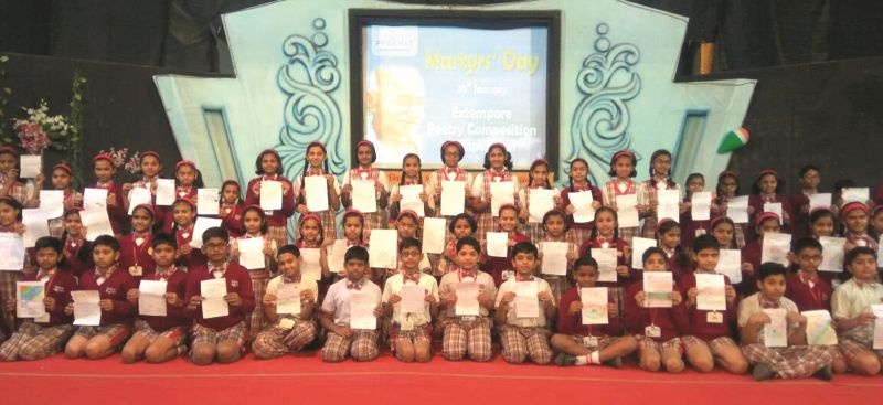 Akola: 'Prabhat' students commemorate tribal writings from spontaneous writings! | अकोला : ‘प्रभात’च्या विद्यार्थ्यांनी उत्स्फूर्त लेखनातून वाहिली हुतात्म्यांना श्रद्धांजली!