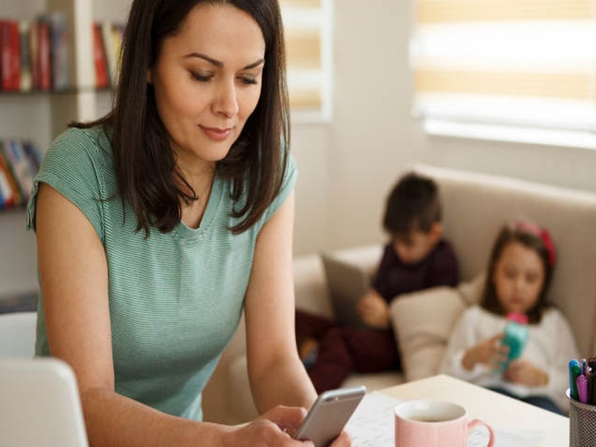 new study claims that 70 percent moms use smartphone for parenting tips | लहान मुलांचं पालन-पोषण करण्यासाठी ७० टक्के माता घेतात स्मार्टफोनची मदत - रिसर्च