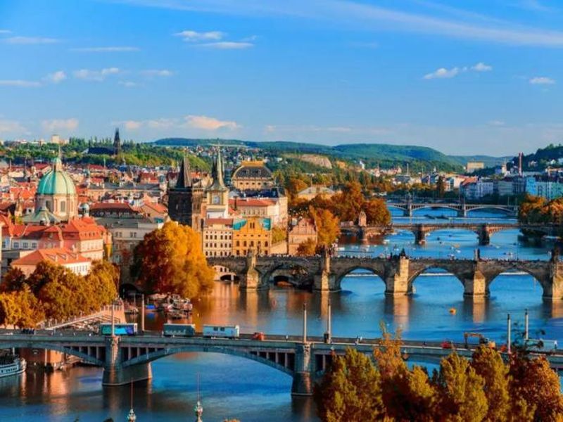 Prague is world most beautiful city | इथं काळही थांबला; या शहरातल्या ऐतिहासिक वास्तू पाहाल, तर भूतकाळात हरवून जाल