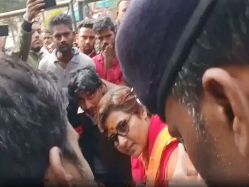 Terrorist Go Back Students Protest Against bjp mp Pragya Thakur | दहशतवादी परत जा; प्रज्ञा सिंह ठाकूर यांच्यासमोर विद्यार्थ्यांची घोषणाबाजी