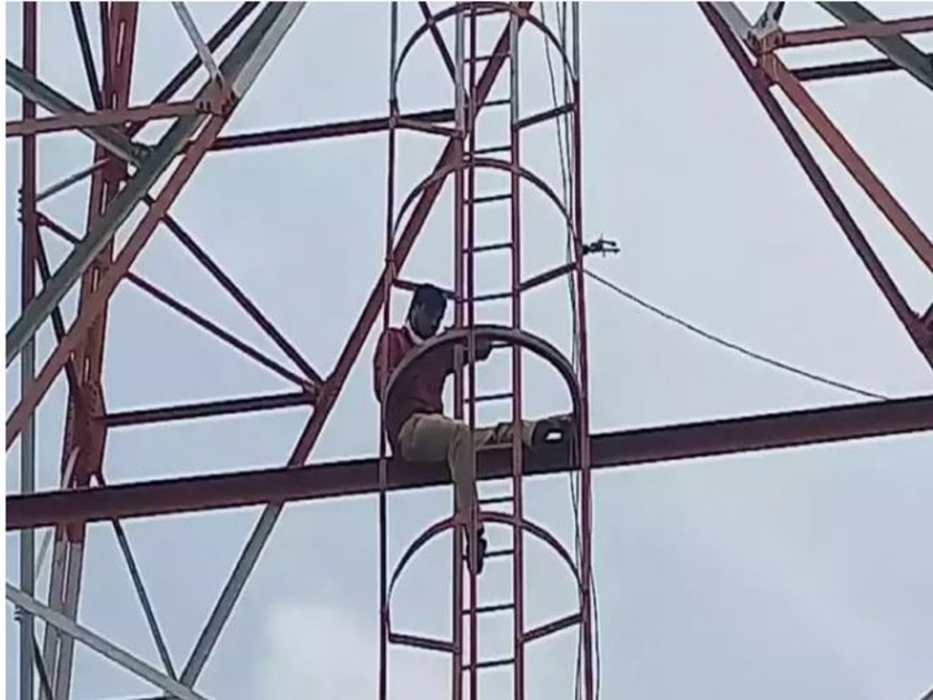 Take action against government official demands Prahar group member by climbing on mobile tower in akola | तलाठयावर कारवाई करा, 'प्रहार'चा कार्यकर्ता चढला टाॅवरवर