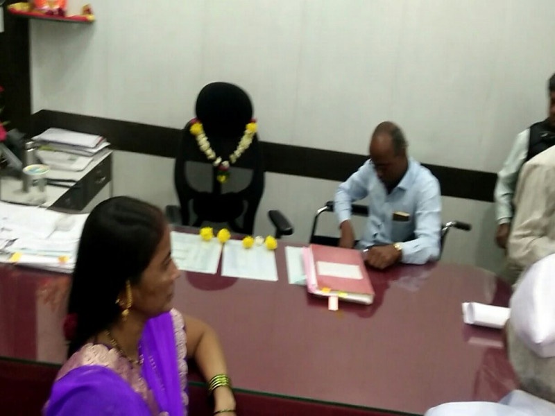 flowers necklace to Pimpri Municipal Corporation's Assistant Commissioner's cheers | पिंपरी महापालिकेतील नागर विभाग सहायक आयुक्तांच्या खुर्चीला हार 