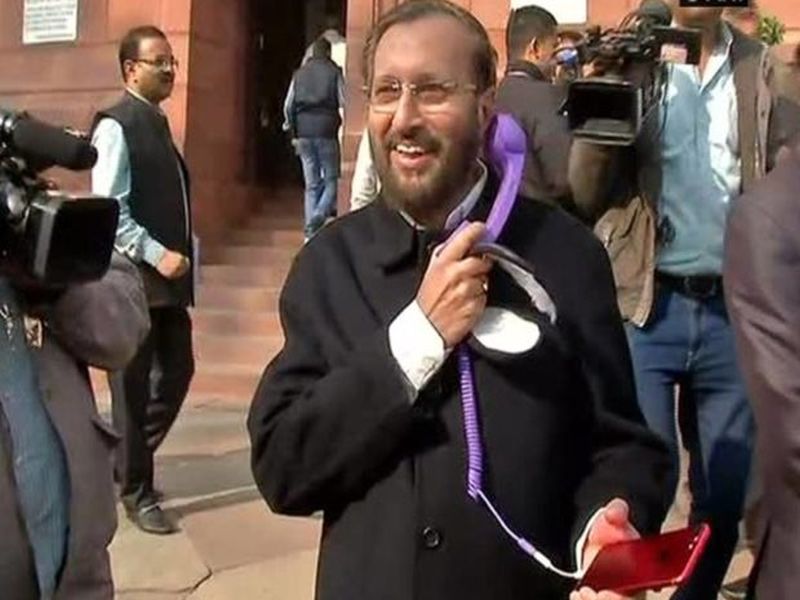 Phone and ear receiver in hand and light of Jawadekar outside the Parliament | हातात मोबाइल आणि कानाला रिसीव्हर, संसदेबाहेर प्रकाश जावडेकरांचा निराळा अंदाज