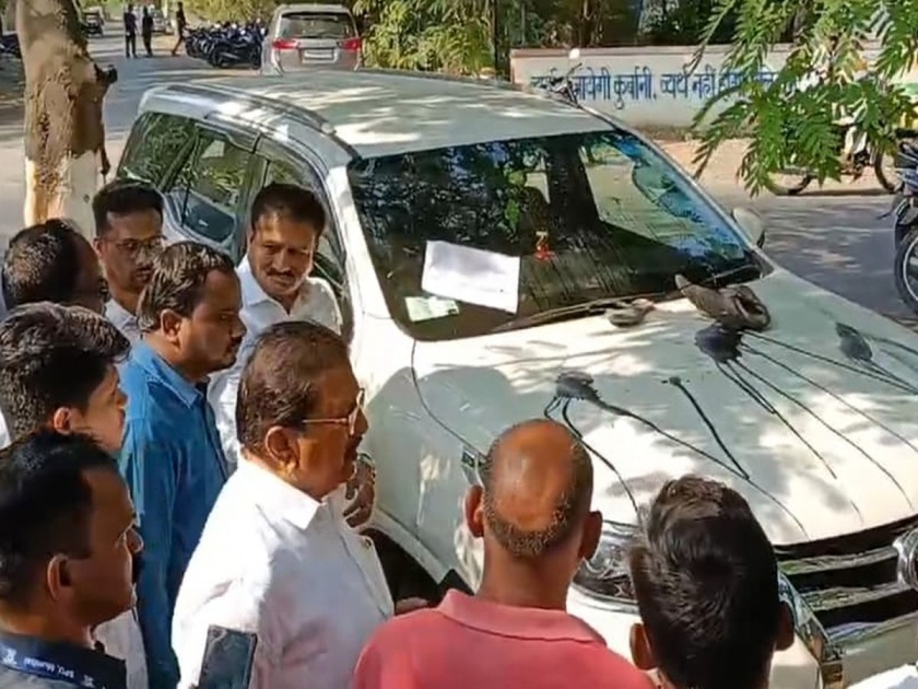 Maharashtra Lok Sabha Election 2024: Prakash Shendge's car was laced with shoes, black strips and a threatening letter | Sangli: प्रकाश शेंडगेंच्या मोटारीला चपलांचा हार, काळे फासले, धमकीचे पत्रही लावले