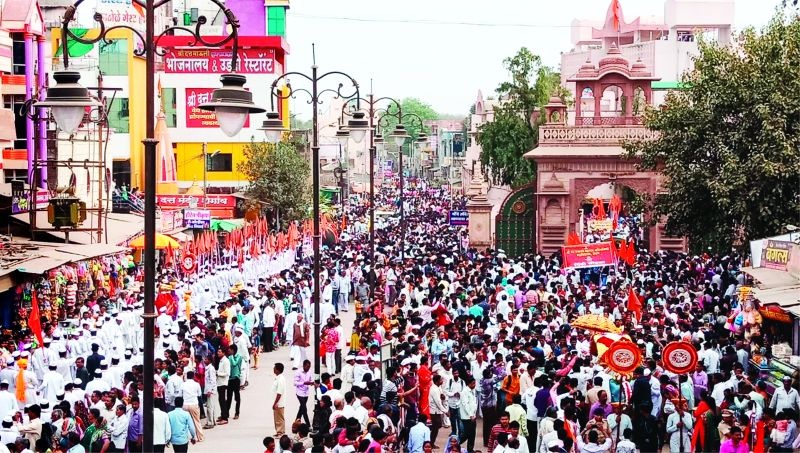 Shegaon: Hundreds of thousands of devotees of Lord Shiva! | शेगाव : ‘श्रीं’चरणी  लक्षावधी भाविक नतमस्तक!