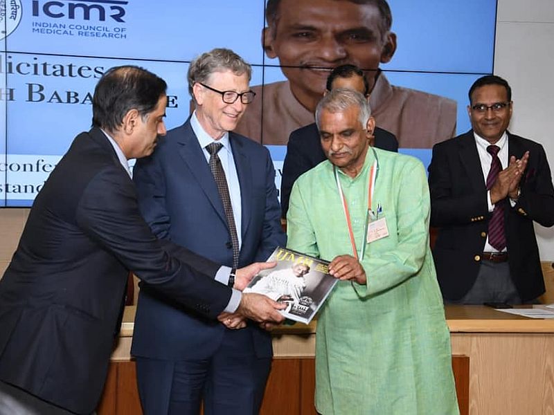 Caring of poor Patients! Bill Gates hands life time achievement award to Dr. prakash aamte | गोर-गरीबांच्या रुग्णसेवेची दखल ! बिल गेट्स यांच्या हस्ते डॉ. प्रकाश आमटेंना जीवन गौरव 