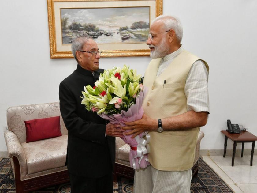 Prime Minister Narendra Modi met former President Pranab Mukherjee | मुखर्जींनी मोदींना काय भरवलं? पंतप्रधानांनी ट्विटरवर शेअर केला खास फोटो 
