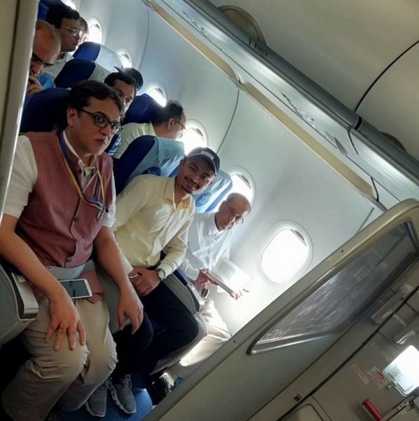 Pranavad's diligence remained in the plane | प्रणवदांचा व्यासंग विमानातही कायम 