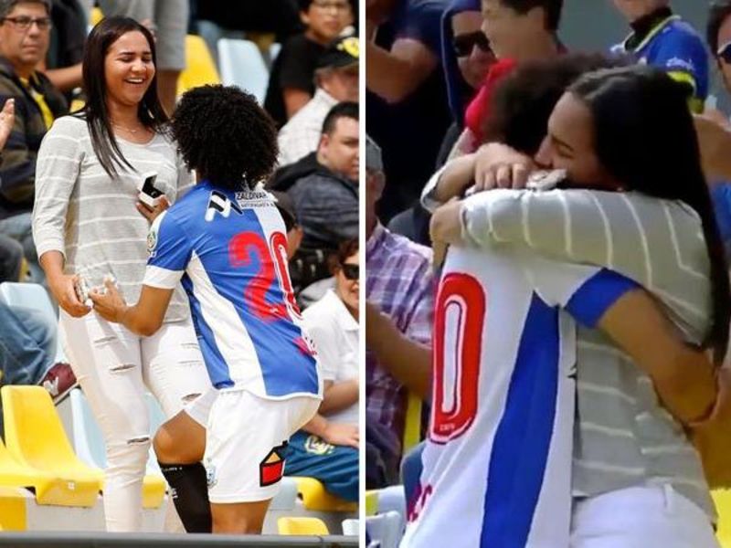 Footballer celebrates his goal by proposing to girlfriend | गोल होताच धावत-धावत गर्लफ्रेंडकडे गेला, पंचांनी दणकाच दिला!