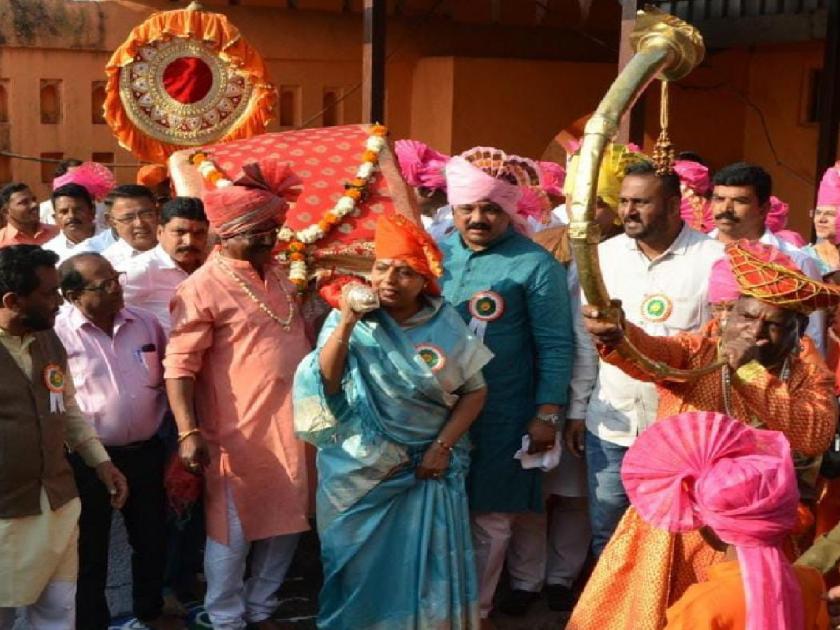 Celebrate the birth anniversary of Chhatrapati Shivaji Maharaj at Fort Pratapgad | किल्ले प्रतापगडावर शिवजयंती उत्साहात साजरी, शिवमूर्तीची पालखीतून मिरवणूक; मंत्री ठाकूर यांची प्रमुख उपस्थिती