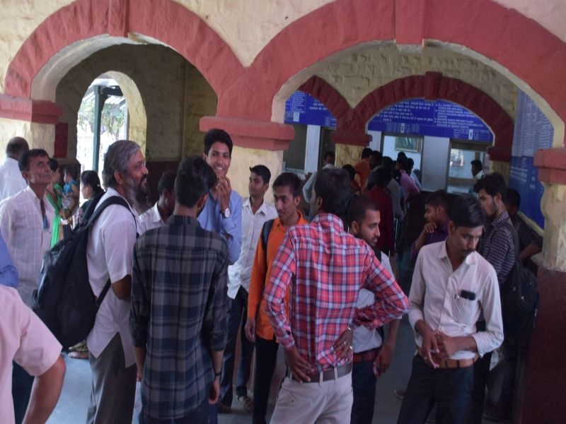Mega Blocks on the Surat-Bhusawal route: Travelers from Nandurbar are waiting | सुरत-भुसावळ मार्गावर मेगाब्लॉक : नंदुरबारातील प्रवासी ताटकळले
