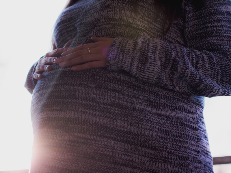 Pregnant Woman Kicked In Stomach | जमिनीच्या वादातून गर्भवती महिलेच्या पोटात मारल्या लाथा
