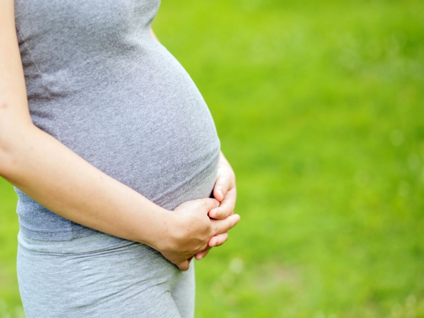 Woman in UK got pregnant twice in 10 months, gave birth to three children | बाबो! एकाच वर्षात दोनदा प्रेग्नेंट झाली ही महिला, १० महिन्यांत दिला ३ बाळांना जन्म