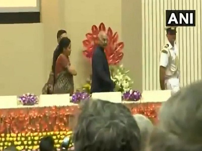 Watch: President, Nirmala Sitharaman Rush To Help Policewoman Who Fell | Video : राष्ट्रगीतावेळी महिला पोलीस खाली कोसळली; राष्ट्रपती, अर्थमंत्र्यांनी केली विचारपूस 