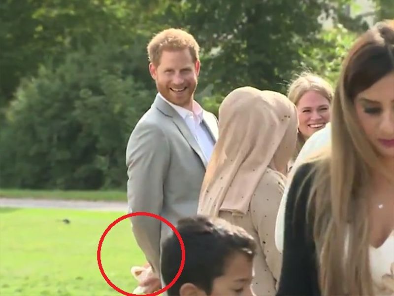 Video: Prince Harry caught stealing samosa at Meghan Markle's charity event | Video: चॅरिटी इव्हेंटमधून समोसा चोरी करताना दिसला प्रिन्स हॅरी!