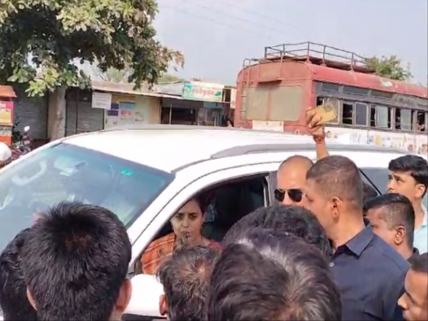 'Speak on Maratha Reservation'; MP Pritam Munde's car was blocked by youths | Video: 'मराठा आरक्षणावर बोला'; युवकांनी अडवली खासदार प्रीतम मुंडे यांची गाडी
