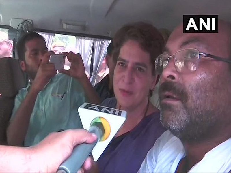 Priyanka Gandhi detained on her way to Sonbhadra to meet victims' families | सोनभद्र हत्याकांड: प्रियंका गांधी पोलिसांच्या ताब्यात, यूपीतील राजकारण तापले
