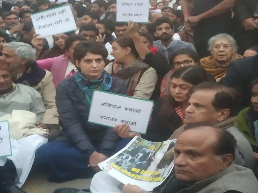 CAA:Priyanka Gandhi Vadra sit on a symbolic protest near India Gate over police action during students | CAA : आंदोलनकर्त्या विद्यार्थ्यांवर झालेल्या लाठीमाराविरोधात प्रियंका गांधींचे धरणे आंदोलन