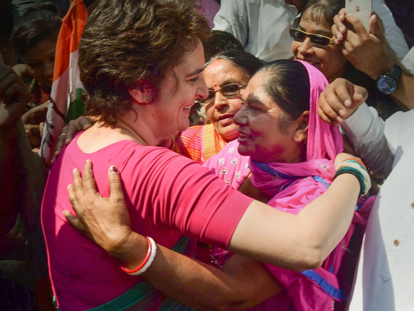Police detained Priyanka Gandhi, who wanted to meet the victims of Sonbhadra | सोनभद्रमधील पीडितांना भेटू इच्छिणाऱ्या प्रियांका गांधींना पोलिसांनी घेतले ताब्यात