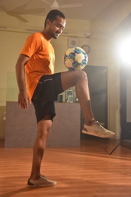 Guinness Book of World Records for Kolhapur's Pranav Bhopale in freestyle football | जागतिक विक्रम-कोल्हापूरच्या प्रणवने चार मिनिटे पेलला गुडघ्यावर फुटबॉल