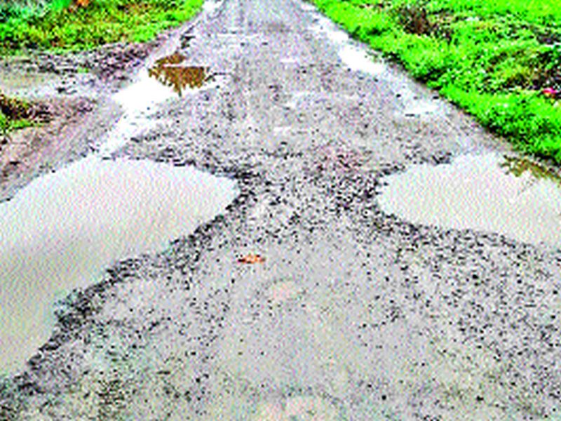 Pimpri Pendhar-Pimpvallandi road leads to drought | पिंपरी पेंढार-पिंपळवंडी रस्त्याची झाली दुरवस्था