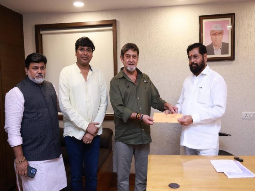 Producers of Karun Gelo Gaav Mahesh Manjrekar and Rahul Bhandare handed over a check of Rs 2 lakh to Chief Minister Eknath Shinde for the victims of the Irshalwadi Landslide Incident in Raigad | 'करून गेलो गाव' टीमची सामाजिक बांधिलकी; इर्शाळवाडी दुर्घटनाग्रस्तांसाठी CM शिंदेंकडे सोपवला धनादेश
