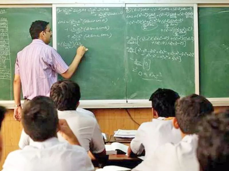 One salary increase of 158 teachers giving false information canceled | खोटी माहिती देणाऱ्या १५८ शिक्षकांची एक वेतनवाढ रद्द