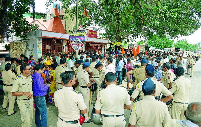 Protest to the removal of religious places in Nagpur | नागपुरात  धार्मिक स्थळ हटविण्याला विरोध