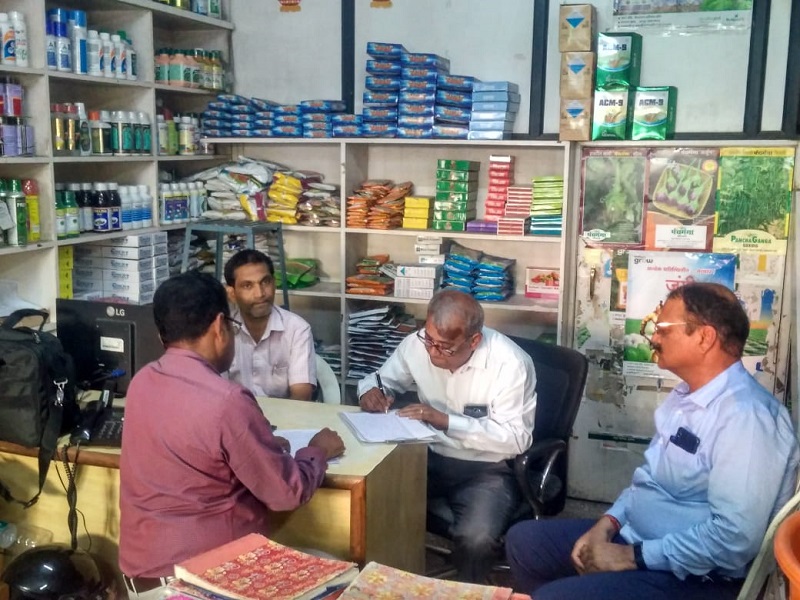 Exhaustive Pesticides Against Market: Action on Earth Agro Services in Ahmednagar | मुदतबाह्य किटकनाशके पुन्हा बाजारात : अहमदनगरमधील पृथ्वी अ‍ॅग्रो सर्व्हिसेसवर कारवाई