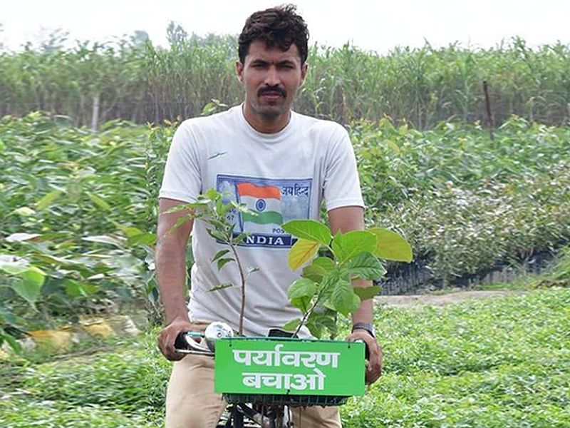 Motivation Monday : 'Singham' officer from haryana devendra sura who loves trees, is giving half a salary to the environment | Motivation Monday : झाडांवर प्रेम करणारा 'सिंघम' अधिकारी, पर्यावरणासाठी खर्च करतोय 70 % सॅलरी