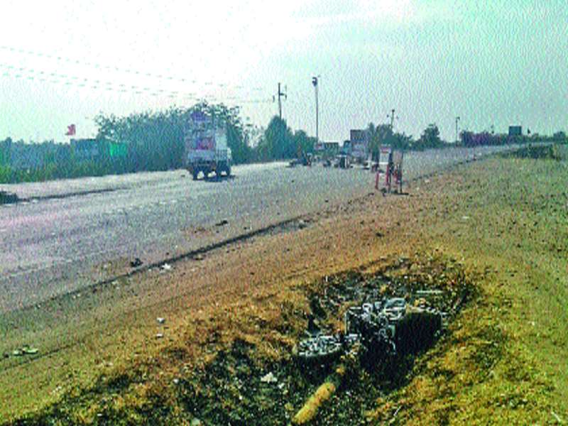 'Diversion' became the death trap, Bhopalwadi was constructed on Pune-Solapur highway | ‘डायव्हर्शन’ बनले मृत्यूचा सापळा, पुणे-सोलापूर महामार्गावर भादलवाडी बनले अपघाताचे केंद्र