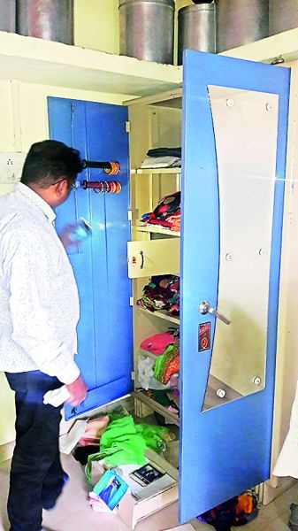 Thieves in the house of a man in Mangalore, Amalner taluka | अमळनेर तालुक्यातील मंगरूळ येथे फौजदाराच्या घरी चोरी