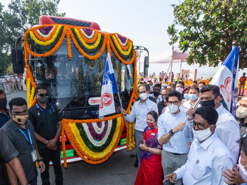 CM Uddhav Thackeray inaugurates 26 electric buses | उद्धव ठाकरेंच्या हस्ते २६ इलेक्ट्रिक बसेसचे लोकार्पण