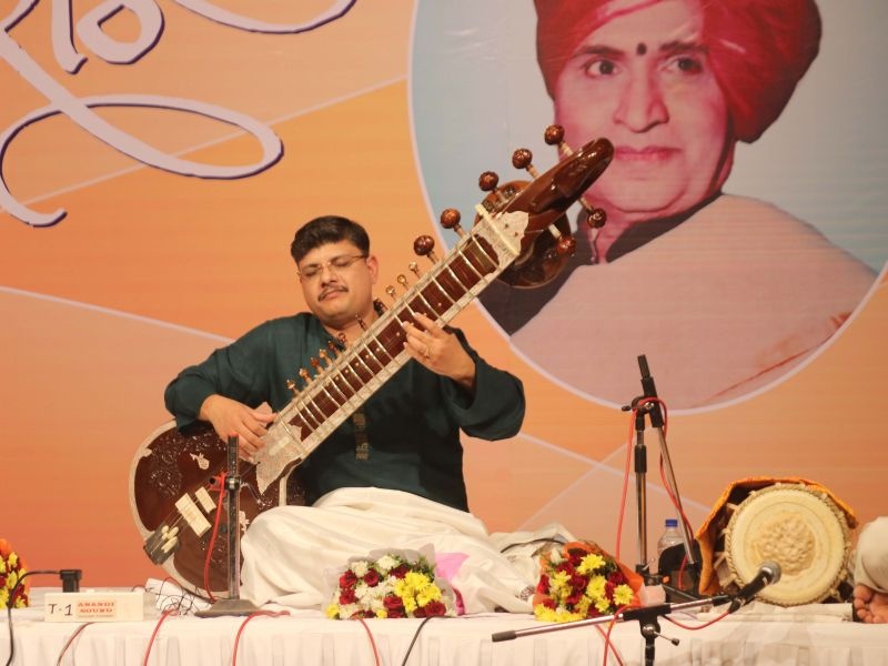 The start of the Silver Jubilee Pancham Marathe Music Festival started by Surabhar Vaidya of the famous Surabahar player Dr.Ashwin Dalvi. | प्रख्यात सुरबाहर वादक डॉ.अश्विन दळवी यांच्या सुरबाहर वादनाने रौप्यमहोत्सवी पं.राम मराठे संगीत महोत्सवाची सुरुवात