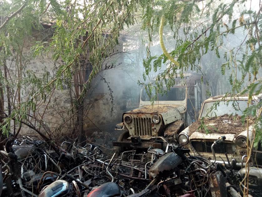 A fire broke out in a fire that caught fire in the Old Records Room in Pathardi | पाथर्डीत जुन्या अभिलेख कक्षाला लागलेल्या आगीत जप्त दुचाकी जळून खाक