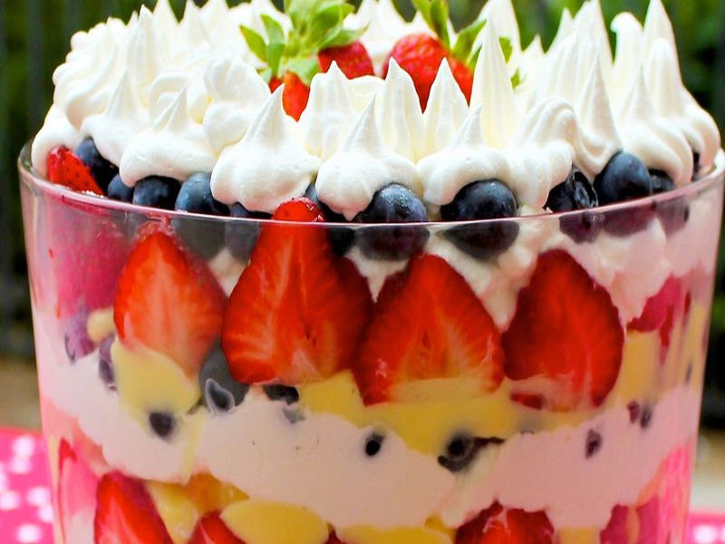 National Fast Food Day : recipe of strawberry cream trafle pudding | National Fast Food Day : असं तयार करा स्ट्रॉबेरी क्रिम ट्रफल पुडिंग!