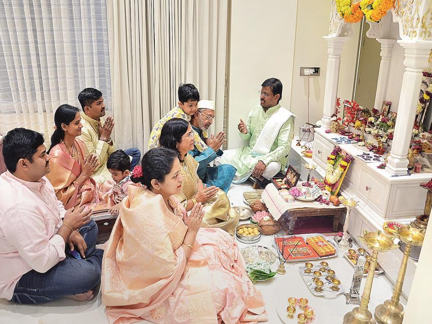 House to house Lakshmi Puja, mangal tunes are heard, blessings of seniors are exchanged and greetings are exchanged. | घरोघरी लक्ष्मीपूजनाने घुमले मांगल्याचे सूर, ज्येष्ठांचा आशीर्वाद घेत शुभेच्छांची देवाणघेवाण