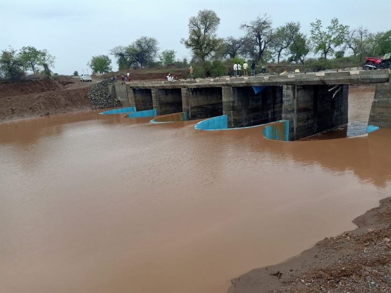 Water conservation cceleration due to bridges with dam | पुलासह बंधाऱ्यांमुळे जलसंधारणाला गती!