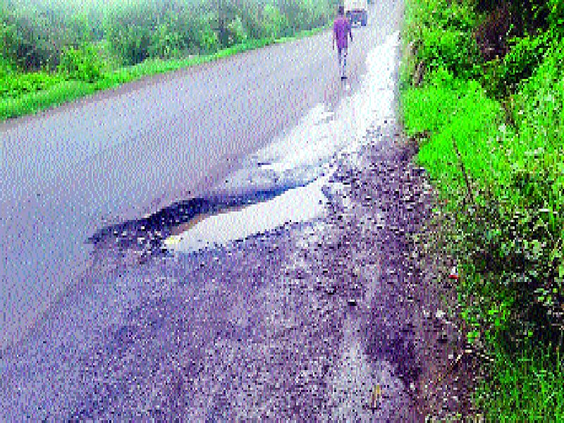  Chakan-Shikrapur highway 'Khadindant', despite repeated demands from the public works department ignored | चाकण-शिक्रापूर महामार्ग ‘खड्ड्यांत’, नागरिकांनी वारंवार मागणी करूनही सार्वजनिक बांधकाम विभागाचे दुर्लक्ष