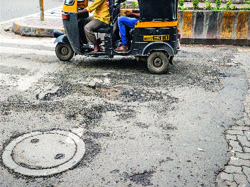 Khadech Khade on Shivaji road; The question of traffic congestion; Blocked place blocks | शिवाजी रस्त्यावर खड्डेच खड्डे; वाहतूककोंडीचा प्रश्न नित्याचाच; ठिकठिकाणी ब्लॉक उखडलेले